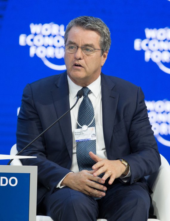 호베르토 아제베도 세계무역기구(WTO) 사무총장이 지난달 24일(현지시간) 스위싀 다보스에서 열린 세계경제포럼(WEF)에서 토론하고 있다.신화연합뉴스