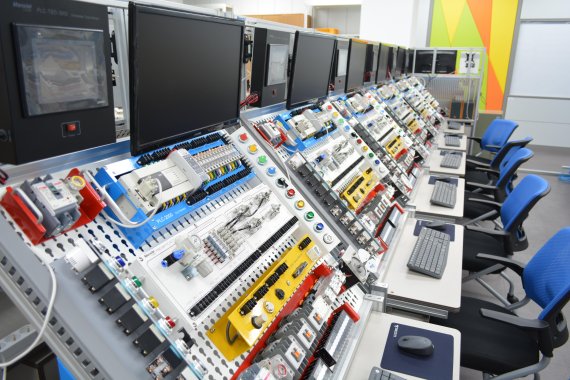 신중년 전기설비과정 교육생들이 수업 받게 될 시퀀스제어실습실(PLC전기공압실습장치).