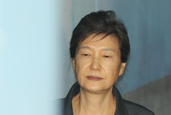 박근혜 재판, 최순실 증인 불출석..이재만은 특활비 '증언거부권'