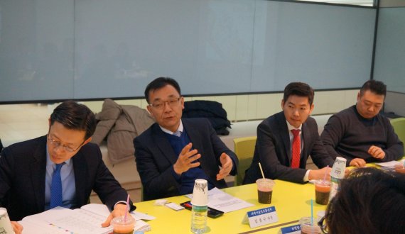 김용수 과학기술정보통신부 2차관(왼쪽 두번째)이 25일 경기도 판교의 소프트웨어(SW), 클라우드 분야의 벤처·스타트업 기업인을 찾아 간담회를 열고 있다.