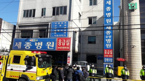 26일 오전 7시30분쯤 경남 밀양시 가곡동 세종병원 1층 응급실에서 화재가 발생해 오후 3시 현재 37명이 사망하고 113명이 부상을 당하는 인명피해가 났다.