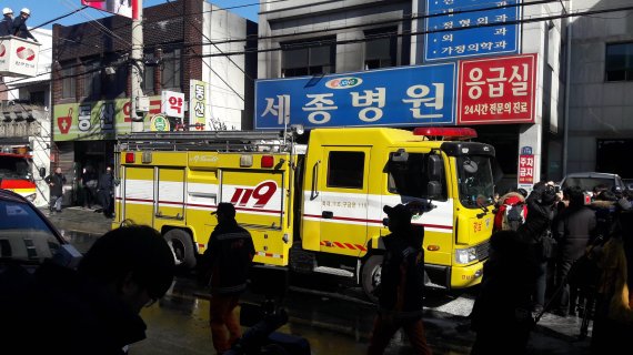 26일 경남 밀양 세종병원에서 발생한 불로 37명이 숨지고 113명이 중경상을 입었다.