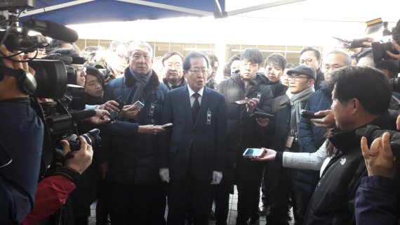 홍준표 자유한국당 대표가 27일 오후 경남 밀양 세종병원 화재사고 희생자 합동분향소를 찾아 기자들의 질문에 답변하고 있다.