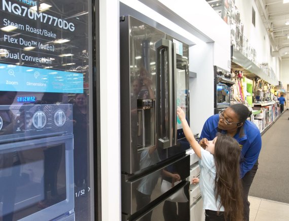 지난 7일(현지시각) 미국 라스베이거스에 위치한 베스트바이 매장에서 방문 고객들이 삼성 '패밀리허브' 냉장고의 사물인터넷(IoT) 기능을 체험하고 있다.