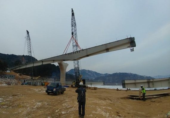 화천댐건설로 분리된 양구 공수리 마을...74년만에 공수교로 이어져!