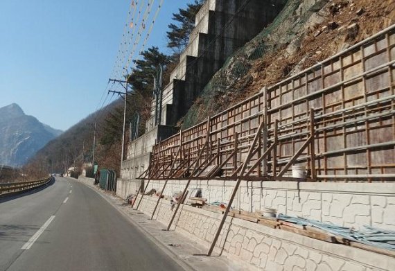 [단독]경춘국도 상행선 낙석위험지 공사장... 차량통행 안전보호 전혀 없이 공사중단!