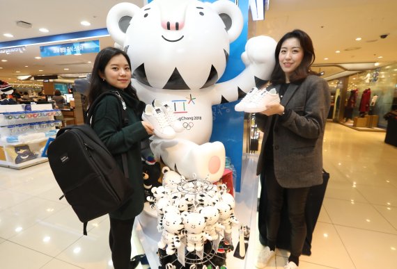 서울 소공동 롯데백화점 본점에서 임직원들이 평창 스니커즈 및 관련 상품을 선보이고 있다.