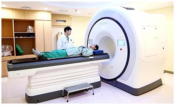 서울성모병원 의료진이 암 환자에게 새로운 장비인 '래디젝트 X9'로 치료하기 위해 준비하고 있다.