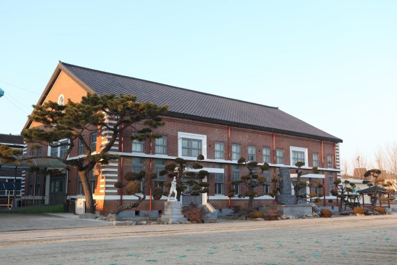 1937년 준공한 강경 중앙초등학교 강당