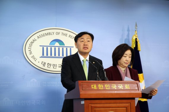 국민의당 김관영 의원(왼쪽)과 정의당 심상정 의원이 2일 국회 정론관에서 '기초의원 4인선거구 보장’을 위한 공직선거법 개정을 촉구하는 기자회견을 하고 있다.