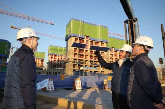1일 LH는 동탄2지구 건설현장에서 박상우 LH 사장과 직원, 건설근로자들이 참여하는 동절기 공사현장 특별점검을 실시했다.