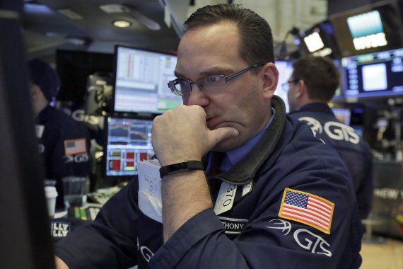 미국 뉴욕증권거래소(NYSE)에서 지난 2일(현지시간) 한 트레이더가 심각한 표정으로 모니터를 바라보고 있다. 이날 미국 국채 금리가 급등하면서 다우존스30산업평균지수는 전거래일보다 2.54% 급락하는 등 뉴욕증시 주요 3대 지수가 일제히 하락 마감했다. AP연합뉴스