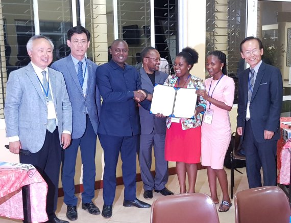 ‘국제 SMART 창업 경진대회’ 대상을 수상한 NM-AIST·아루샤 회계대학팀