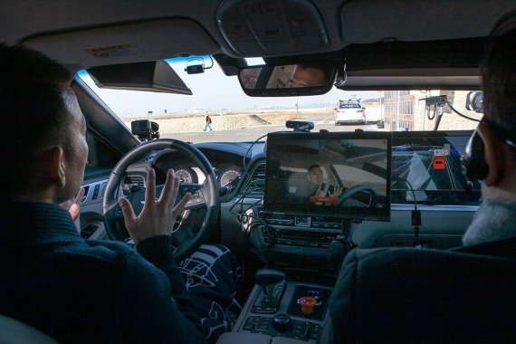 SK텔레콤이 최근 공개한 5G 자율주행차 내부. 5G와 HD맵 등을 기반으로 사각지대에서 갑자기 도로에 뛰어든 어린이를 즉각 확인한 자율주행차가 스스로 멈춰서고 있다. /사진=SK텔레콤