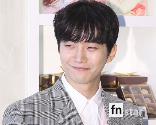 [포토] 2PM 준호, ‘발렌타인데이 함께 하실분~’ - 헉스