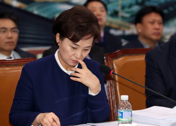 김현미 국토교통부 장관이 6일 국회 국토교통위원회 전체회의에서 골똘히 생각에 잠겨있다. 연합뉴스