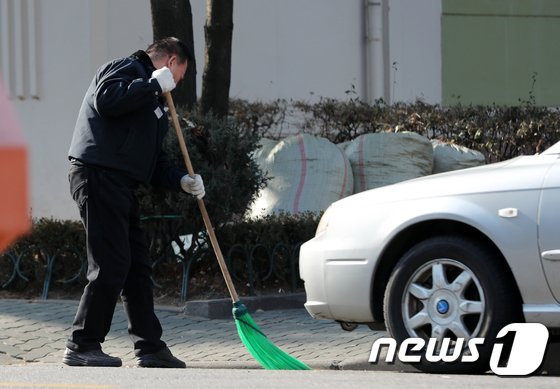 한 아파트단지에서 한 경비원이 청소를 하고 있다. /사진=뉴스1