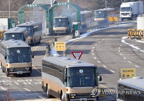 평창동계올림픽에서 남북의 선수들을 응원할 북측 응원단과 태권도시범단 등 일행 차량이 7일 오전 경의선 육로로 경기 파주의 도라산 남북출입사무소(CIQ)에 도착하고 있다. 사진공동취재단=연합뉴스