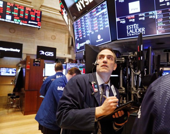 A trader works on the floor of the New York Stock Exchange in New York, U.S., February 6, 2018. REUTERS/Brendan Mcdermid <All rights reserved by Yonhap News Agency>