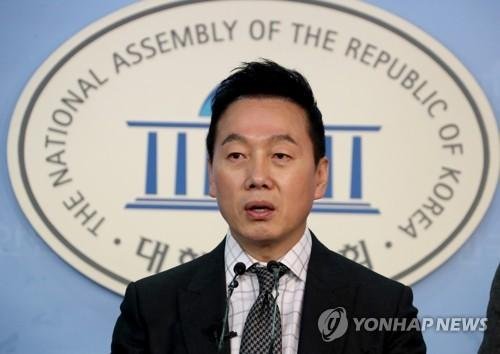 정봉주 전 의원이 7일 국회 정론관에서 '더불어민주당 복당 신청' 기자회견을 하고 있다.