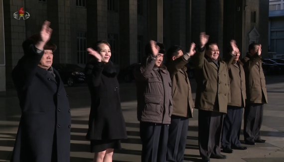 북한 김정은 노동당 위원장의 여동생 김여정 당 중앙위원회 제1부부장(왼쪽 두번째)이 김영남 최고인민회의 상임위원장이 이끄는 북한의 평창동계올림픽 고위급 대표단 단원으로 방남한다. 북한 조선중앙TV가 지난 6일 오후 남쪽을 방문하는 북한 예술단이 전날 평양을 출발하는 모습을 공개했다. 연합뉴스