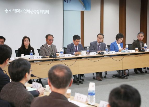 이젬마 경희대 교수, 김명준 소프트웨어정책연구소 소장, 김동열 중소기업연구원 원장, 노규성 중소·벤처기업혁신성장위원회 공동위원장, 한무경 한국여성경제인협회 회장, 김상헌 네이버 고문(앞줄 왼쪽 두번째부터) 등 중소·벤처기업혁신성장위원회 관계자는 8일 서울 여의도 중기중앙회에서 열린 제3차 전체회의에서 토론을 하고 있다. /사진=중소기업중앙회