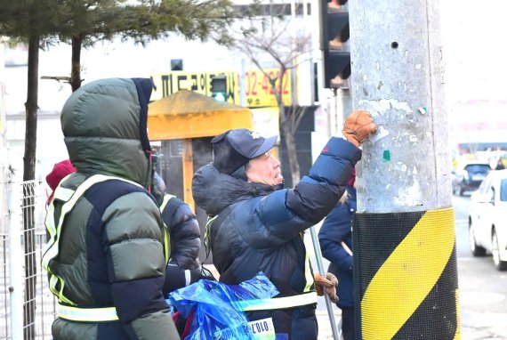 제종길 안산시장 새벽청소. 사진제공=안산시