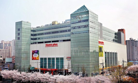 홈플러스는 서울지역 일부 점포에 창고형 매장 형태를 부분적으로 도입하는 방안을 검토 중이다. 홈플러스 서울 강서점 전경.