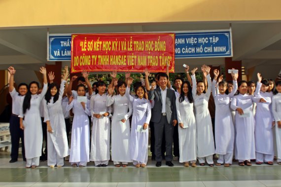 한세실업은 지속적인 장학금 제도를 통해 해외 현지 인재 육성에 힘쓰고 있다. 한세실업의 장학금을 전달 받은 베트남 학생들.