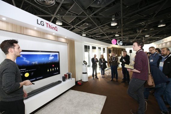 LG전자는 지난 8일(현지시각) 프랑스 깐느에서 지역 밀착형 신제품 발표회인 'LG 이노페스트'를 열었다. 참가자들이 행사에서 인공지능 기술이 적용된 '올레드 TV'의 음성인식 기능에 대한 설명을 듣고 있다.