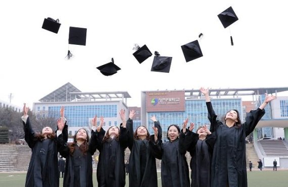9일 상지대학교 (총장직무대행 정대화)는 권위적이고 형식적인 기존의 졸업식 틀을 깨고, 학교청소와 식당노동자로 일하는 분들까지 참석하여 교수 학생들과 함께하는 감동이 있는 특별한 졸업식을 진행했다.