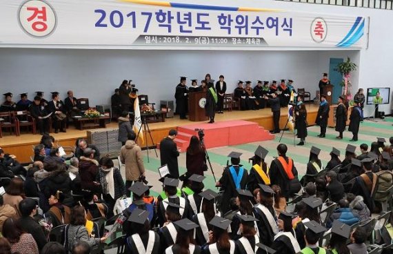 9일 상지대 체육관에서 진행된 상지대학교 2017 전기 학위수여식은 수여자와 수상자만의 행사가 아닌, 졸업장 수여시 부모님과 함께 연단에 올라 가족이 함께 하는 의미있는 졸업식을 처음 진행해 새로운 변화를 보여줘 많은 사람들의 뜨거운 박수를 받았다.