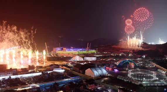 9일 밤 강원 평창 올림픽스타디움에서 개막식을 알리는 축포가 솟아 오르고 있다. 사진=서동일 기자