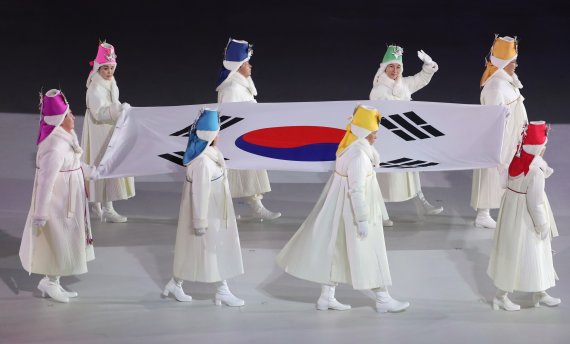 2018 평창동계올림픽 개막식에서 강광배, 진선유, 이승엽, 황영조 등이 태극기를 들고 입장하고 있다. 사진=연합뉴스