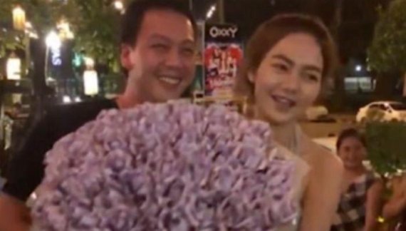 태국 20세 여성 필라슬락 푸엔초크(오른쪽)가 남자친구 생일에 현금 꽃다발을 선물해 화제가 됐다./유튜브 갈무리