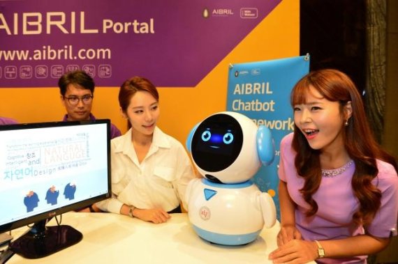 한국암웨이는 SK C&C와 인공지능 고객 응대 로봇 '에이브릴' 개발 계약을 체결하고 오는 3월에 선보일 예정이다.