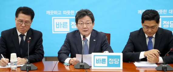 유승민 바른정당 대표(가운데). 연합뉴스