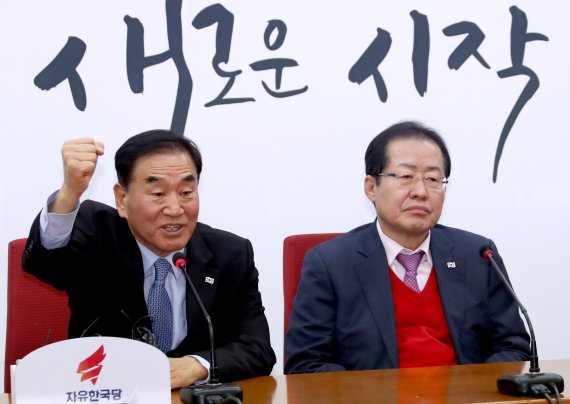늘푸른한국당 이재오 대표가 12일 여의도 자유한국당 당사에서 열린 `늘푸른한국당 입당식'에서 인사말을 하고 있다. 연합뉴스