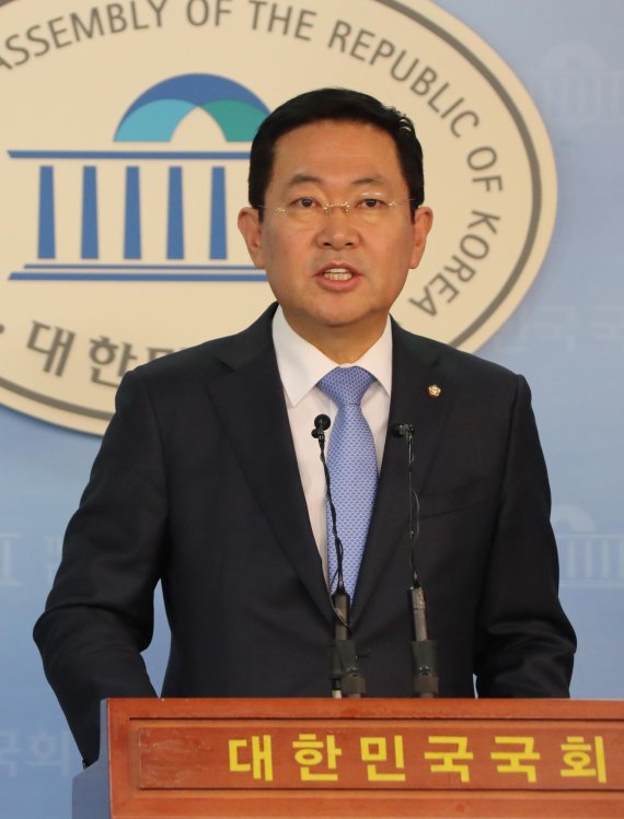 더불어민주당 박남춘 의원이 12일 국회 정론관에서 인천시당위원장 사퇴 기자회견을 하고 있다. 연합뉴스