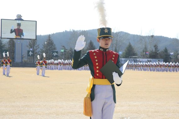 박송은 생도가 12일 경북 영천 육군3사관학교에서 열린 55기 입학식에서 입학선서를 하고 있다. /사진=육군