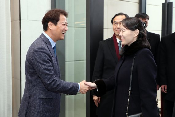 임종석 대통령 비서실장이 11일 오후 서울 중구의 한 호텔에서 열린 만찬에서 김여정 노동당 중앙위 제1부부장을 맞이하고 있다.