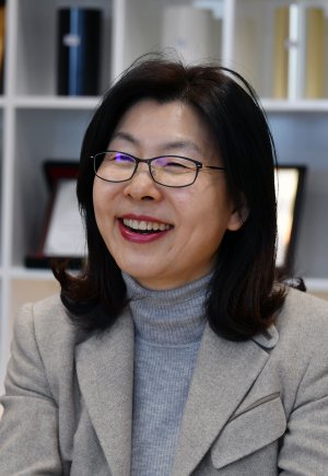 경기도 성남시 소재 유아이 본사에서 만난 윤소라 한국여성벤처협회장이 회원사들의 실적 개선을 위해 적극적으로 홍보에 나설 계획을 밝히고 있다. 사진=서동일 기자