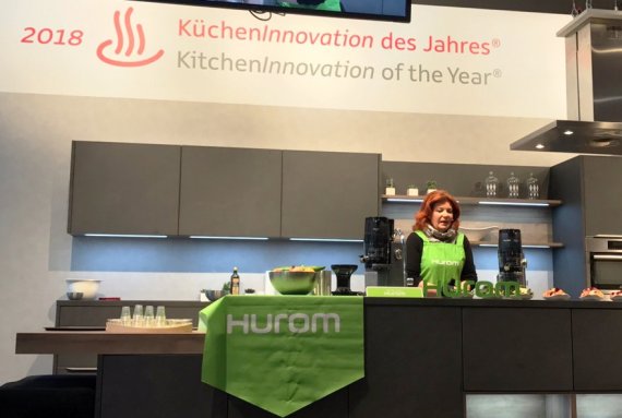 10일(현지시간) 독일 프랑크푸르트에서 열린 독일 암비안테 전시장에서 전문 모델이 ‘키친이노베이션’ 상을 수상한 ‘휴롬원더’를 시연해 보고 있다. 사진=휴롬 제공