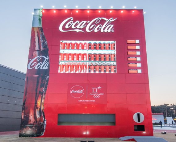 강원 강릉 올림픽파크에 설치된 코카콜라의 '자이언트 자판기'