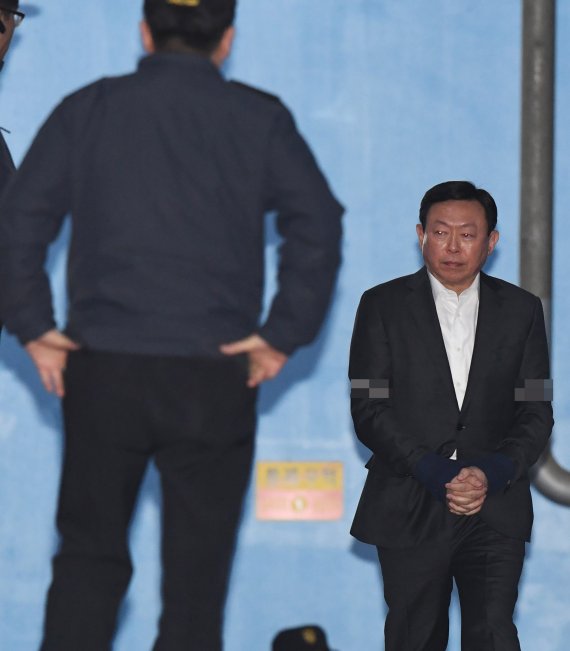 신동빈,징역 2년 6월-추징금 70억원 '법정구속'
