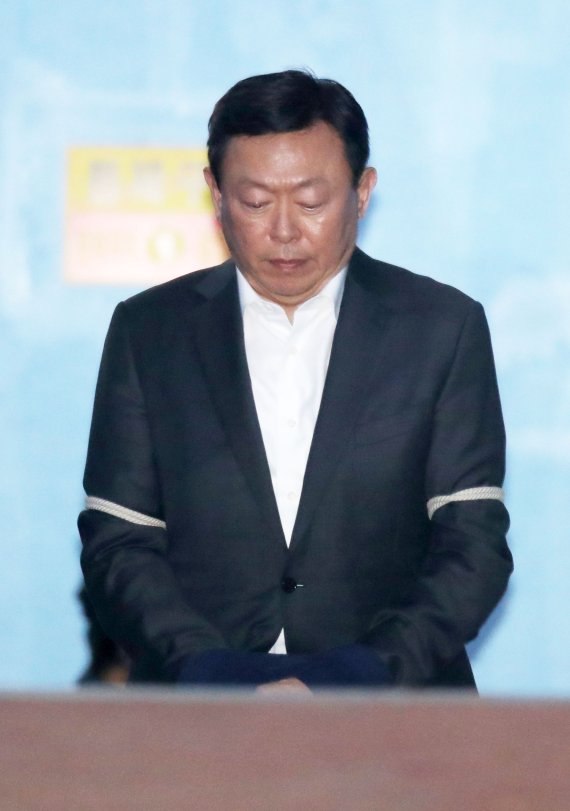 '법정구속' 신동빈 회장, 최순실 항소심서 증언