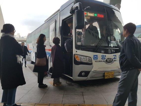 설 연휴를 하루 앞둔 14일 오전 서울고속버스터미널에서 설 연휴를 맞아 고향으로 향하는 귀성객들이 진주행 버스에 올라타고 있다.