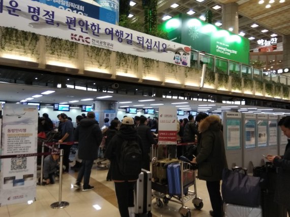 설 연휴를 하루 앞둔 14일 오전 김포국제공항에서 고향행 대신 일본, 중국행을 택한 해외여행객들이 탑승 수속을 밟고 있다.