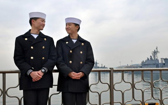 연평도와 우도에 근무하는 동생 김태희 상병과 형 김원희 일병(왼쪽부터)이 2함대사령부 부두에서 서로를 마주보며 웃고 있다.