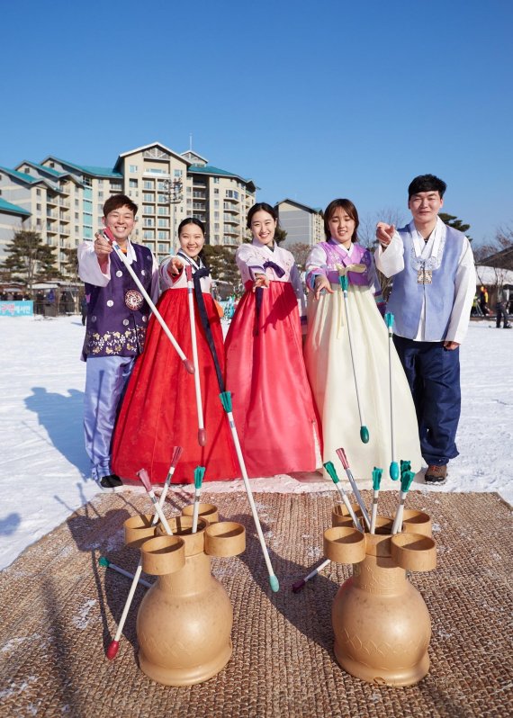 [행복한 설, 어디 갈까] 윷놀이도 즐기고, 떡도 메치고.. 리조트에서 즐기는 설 민속놀이